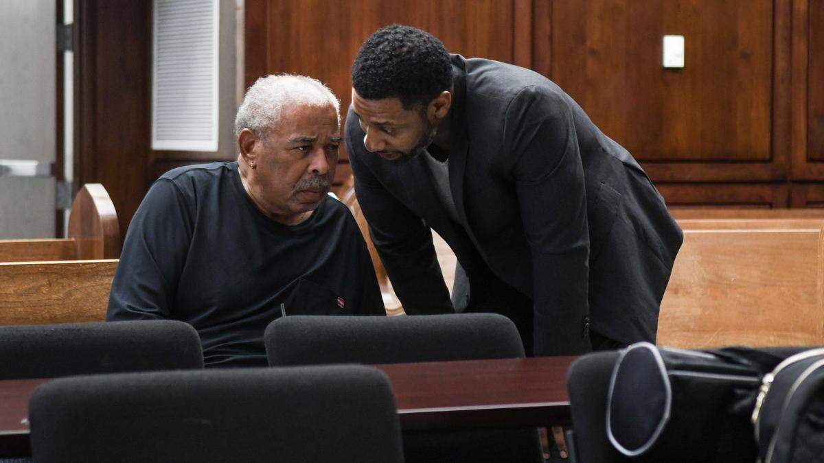 Willie Turral, right, of Willie’s Bar and Grill, speaks with the St. Helena Island property owner on Nov. 14, 2025, after Beaufort County Sheriff P.J. Tanner told the two that his office’s intent is for that property never to be able to sell beer, wine or liquor ever again by using a nuisance law. 