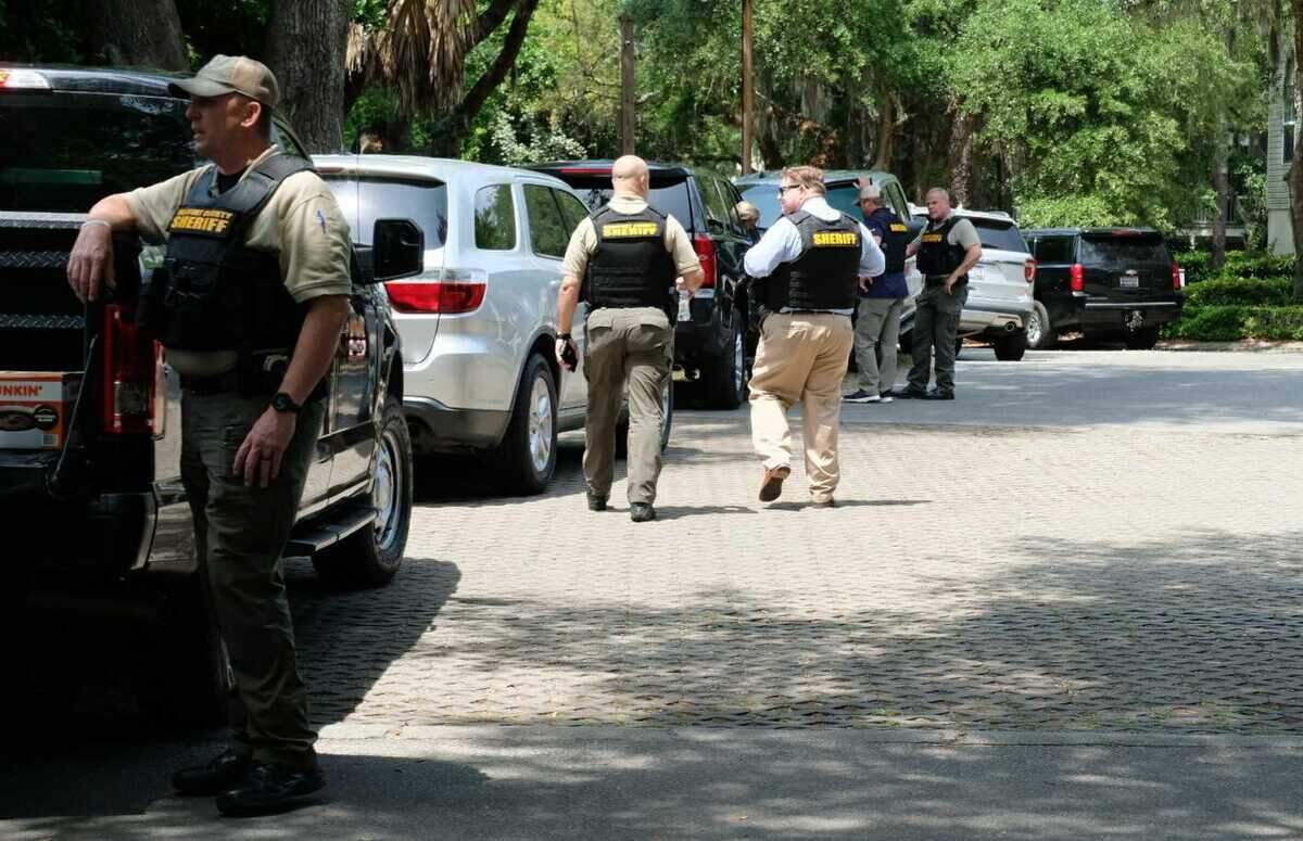 Beaufort County Sheriff’s deputies including the SWAT response team are at OakView at Sterling Pointe Drive and Oakview Road on Thursday, April 29, 2021, on Hilton Head Island for a man barricaded inside a home.