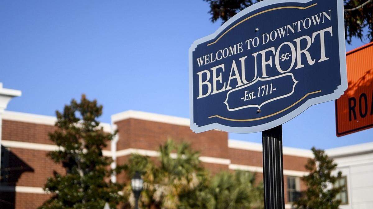 A sign welcoming people to Beaufort, South Carolina.