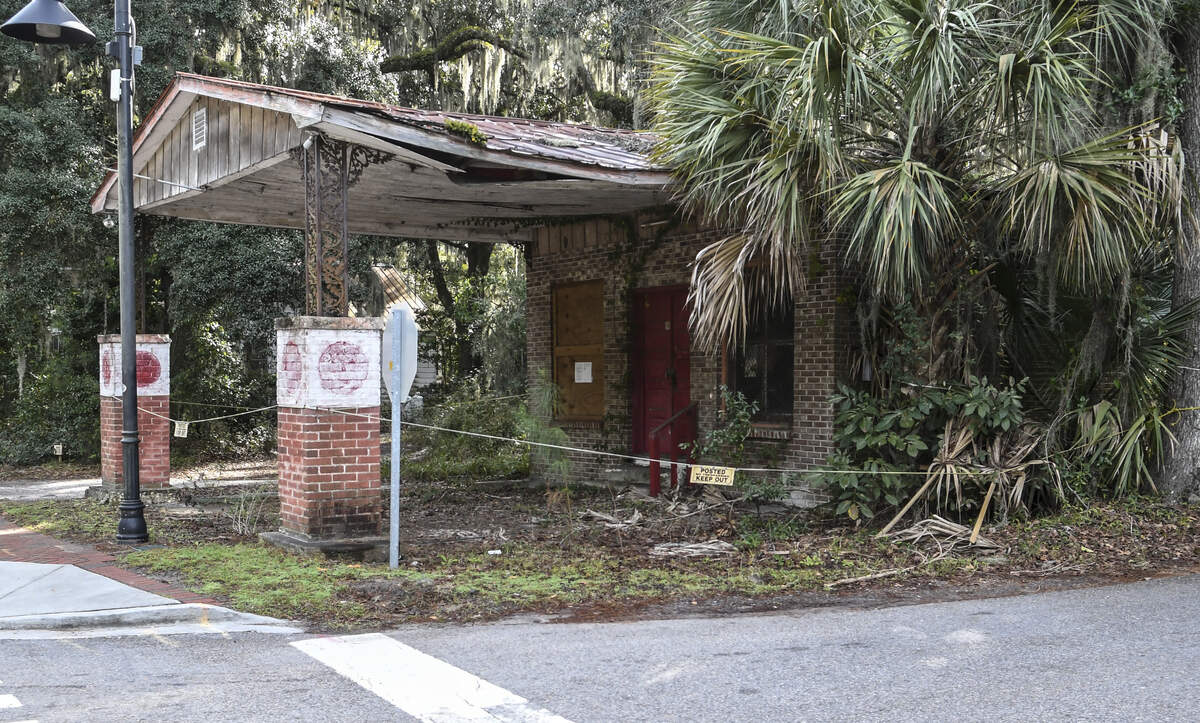 A chain with signage warns of no trespassing to the former Red Dot Liquor store along May River Road in Old Town Bluffton.