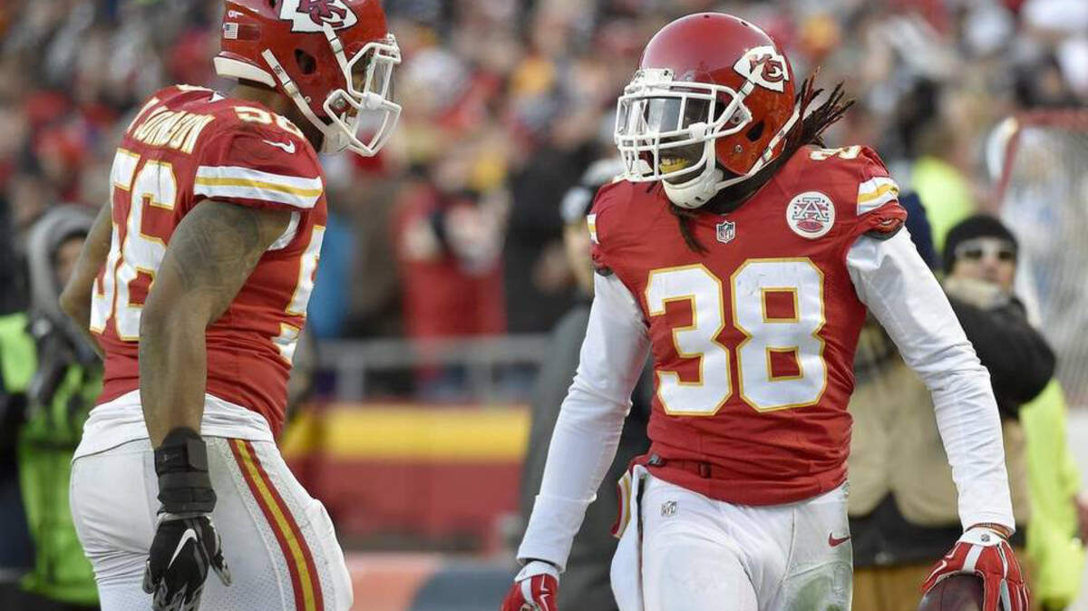 The Chiefs' Ron Parker (right) can either intercept passes in coverage or join the pass rush as a blitzer. 