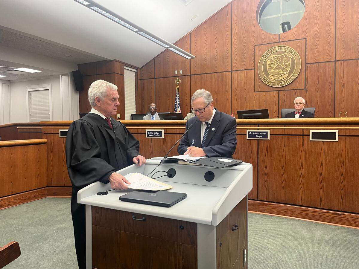 “Why does it say I’m paying a mortgage,” Councilman Neil Lipsitz joked when he signed the oath of office Tuesday after being sworn into to a second four-year term.