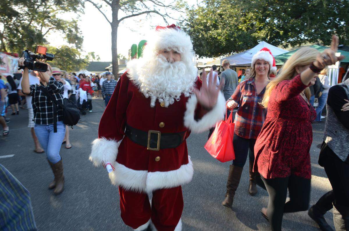 Santa’s arrival by helicopter at Coligny Plaza’s Local Black Friday outdoor market marked the beginning of the 2015 Christmas season on Hilton Head Island.