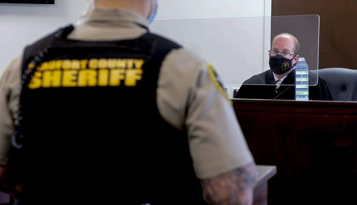 El magistrado juez Jose Fuentes en Bluffton escucha a el policia con el Beaufort County Sheriff’s Office en el primero de Abril.