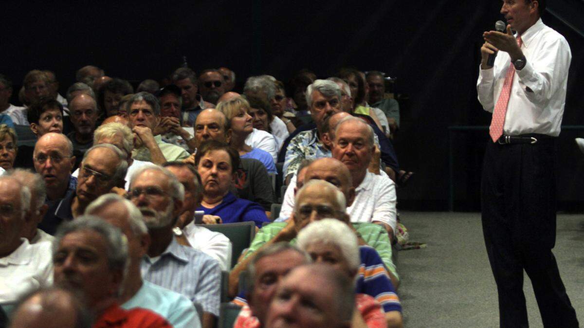 Michael Seekings, a lawyer from Leath, Bouch & Seekings, LLP, in Charleston, speaks with Sun City homeowners who might be eligible for a class-action lawsuit alleging defective stucco on their homes on Thursday evening in the auditorium at Bluffton High School.