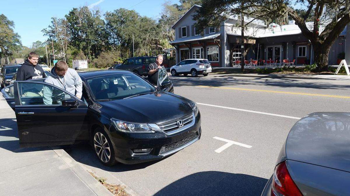 Motorists get into their car parked along Bluffton Road after eating lunch at Fat Patties restaurant Jan. 5, 2016.