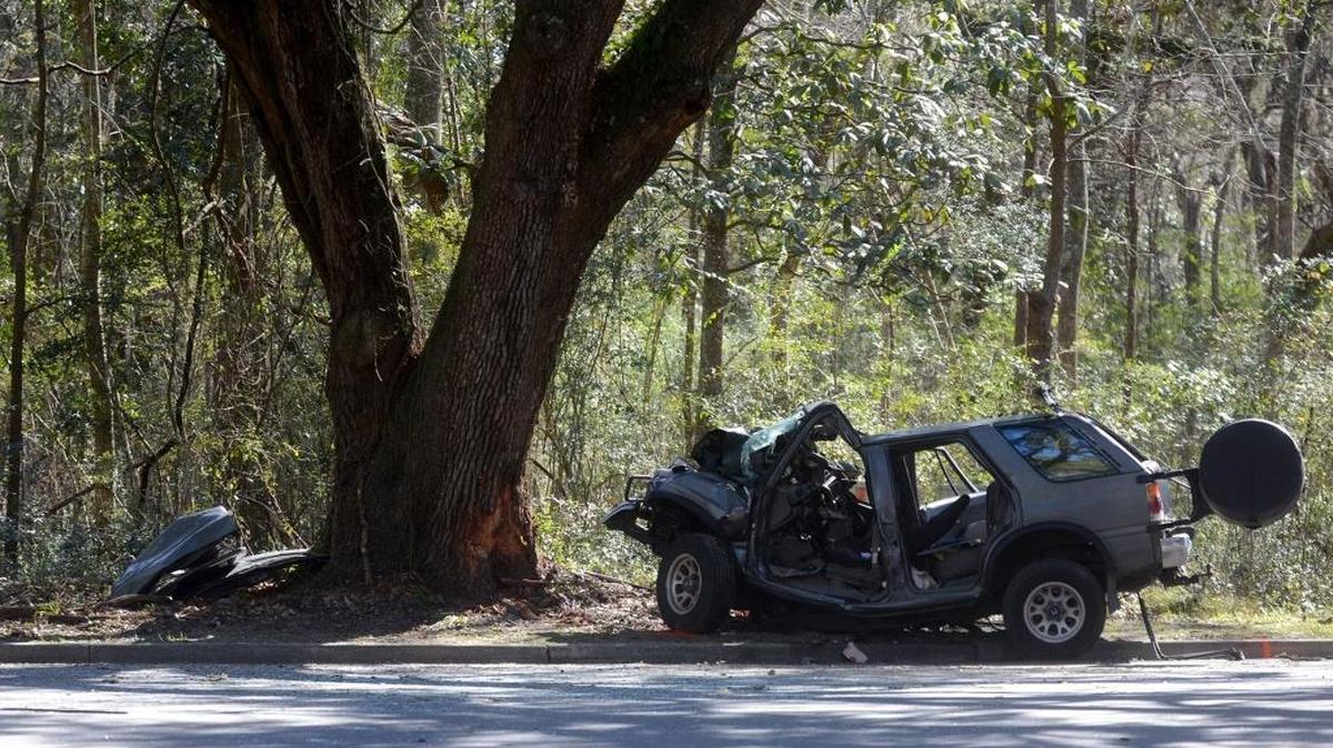 One person died the afternoon of Feb. 17, 2016, after a Honda Passport went off Robert Smalls Parkway in Beaufort and struck a tree. The single-car accident happened around 12:20 p.m. and the driver of the vehicle was not wearing a seat belt, according to the SC Highway Patrol.