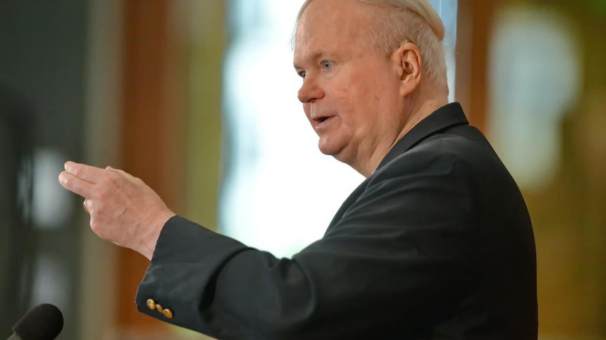 Author Pat Conroy speaks to a crowd during a May 16, 2014, ceremony at the Hollings Library in Columbia, SC, in which he announced his collection of handwritten manuscripts, personal papers and family memorabilia will go to the University of South Carolina.