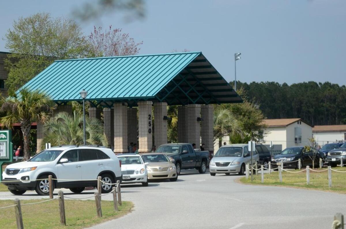 Parents wait in line to pick up their children at Bluffton’s H.E. McCracken Middle School in a 2016 file photo.