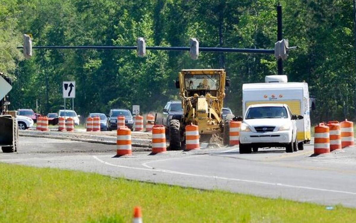 Drivers pick their way through the S.C. 170 construction work near Bluffton Parkway in this April 22, 2014 photo.
