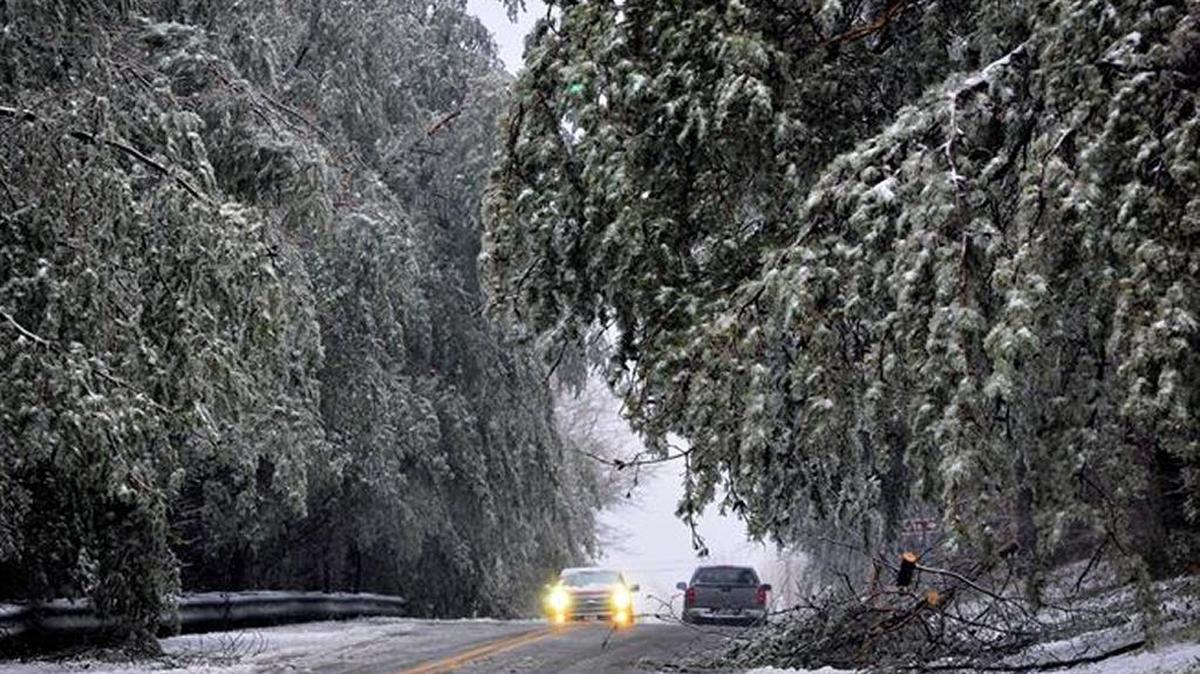 Vehicles travel cautiously along a road between Greenville and Travelers Rest, S.C., during a winter storm, Jan. 22, 2016.