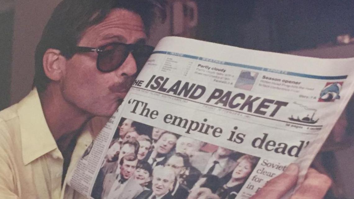 Lewis Grizzard hams it up during his visit to Hilton Head Island in 1991 to do a fundraising show for the island’s future arts center. This is a snapshot of an office-wall hanging.