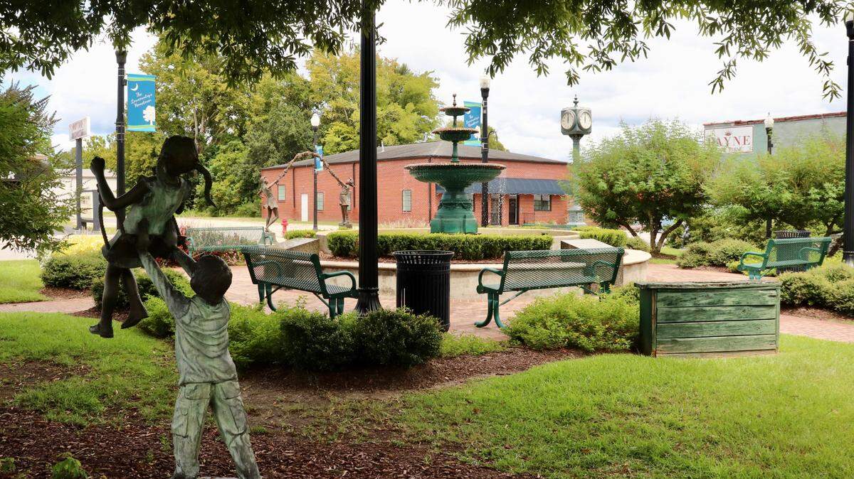 Monck’s Corner, near Charleston, is a quiet town that welcomes visitors and offers a variety of attractions. Here, a well-tended park features local sculptures and is a fine place for a picnic.