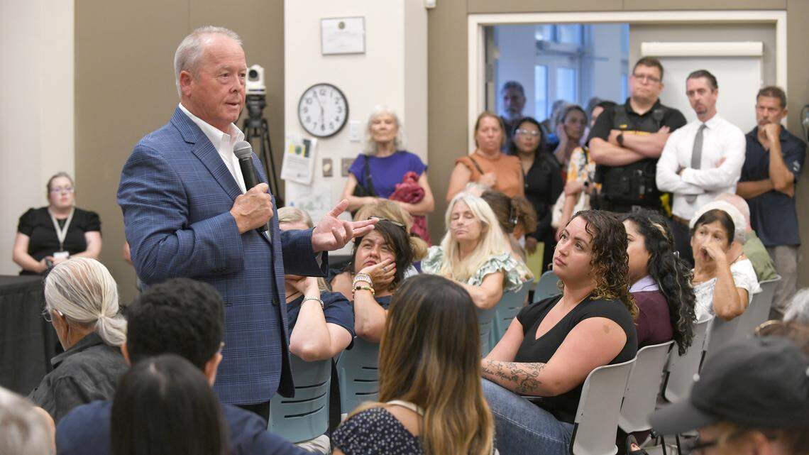 At Tuesday’s discussion with Sheriff P.J. Tanner and members of the public at the Bluffton Library,it was a standing room only crowd for the hour long session. The meeting was an open forum on the Sheriff’s decision to apply for the controversial 287(g) immigration program.