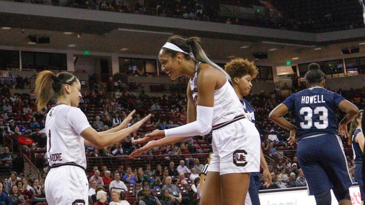 Bianca Cuevas-Moore (left) and A’ja Wilson