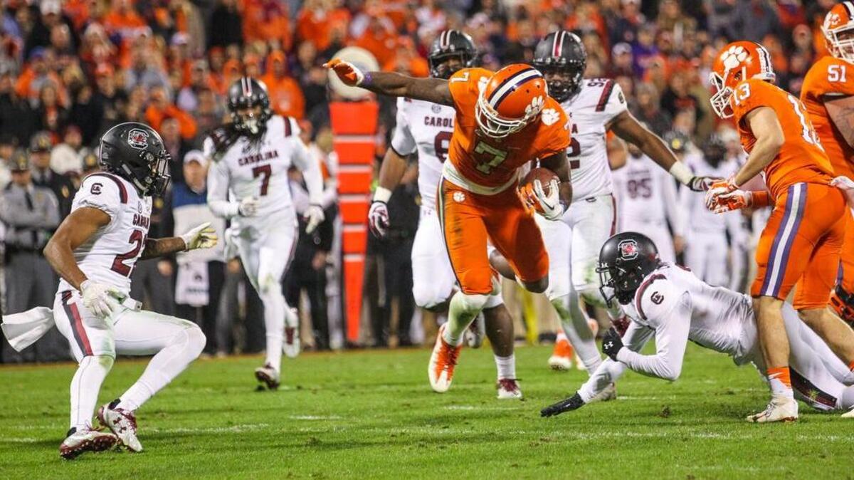 Clemson wide receiver Mike Williams (7) scores during a drive at the end of the first half against South Carolina
