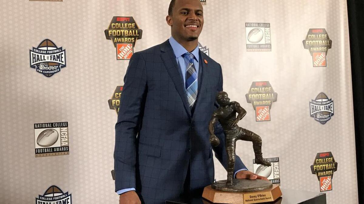 Deshaun Watson wins the Davey O’Brien Award.