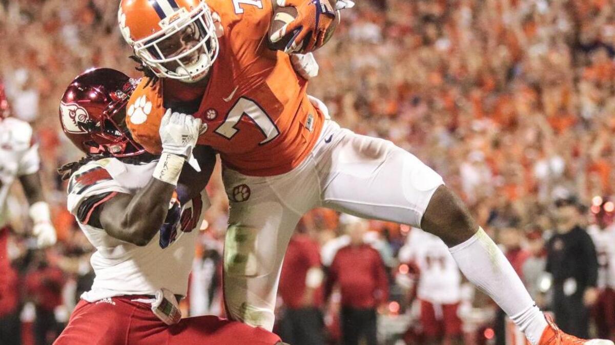 Clemson’s Mike Williams runs the ball into the endzone for a touchdown against Louisville at Memorial Stadium