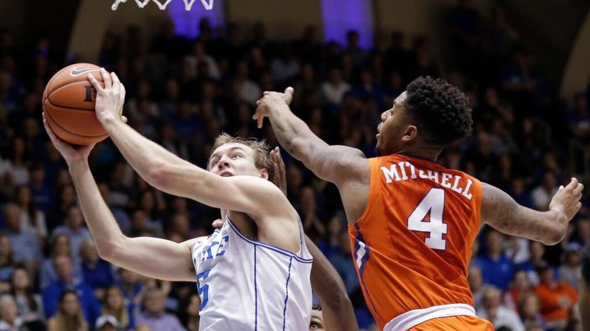 Duke’s Luke Kennard drives to the basket against Clemson’s Shelton Mitchell during the second half Saturday.