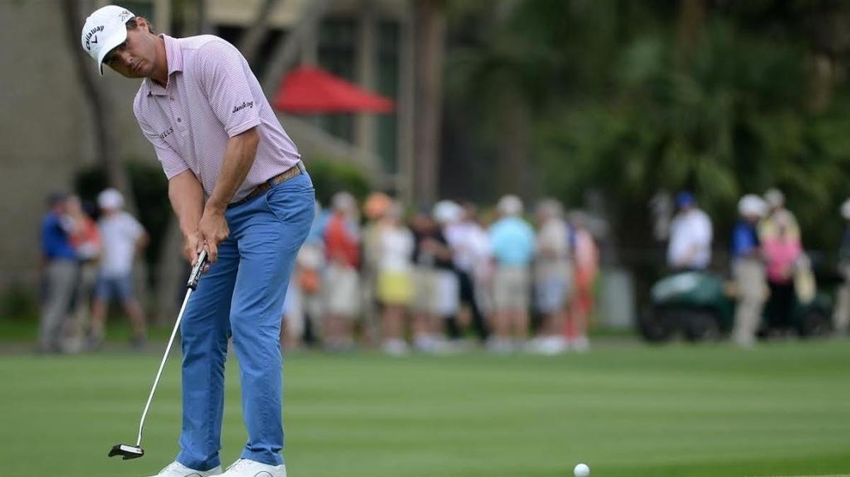 Aiken’s Kevin Kisner putts his ball on the 18th hole during the second round of the 2015 RBC Heritage.